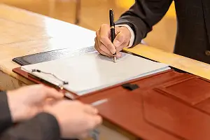 缅甸那边到瑞士旅游需要换币吗